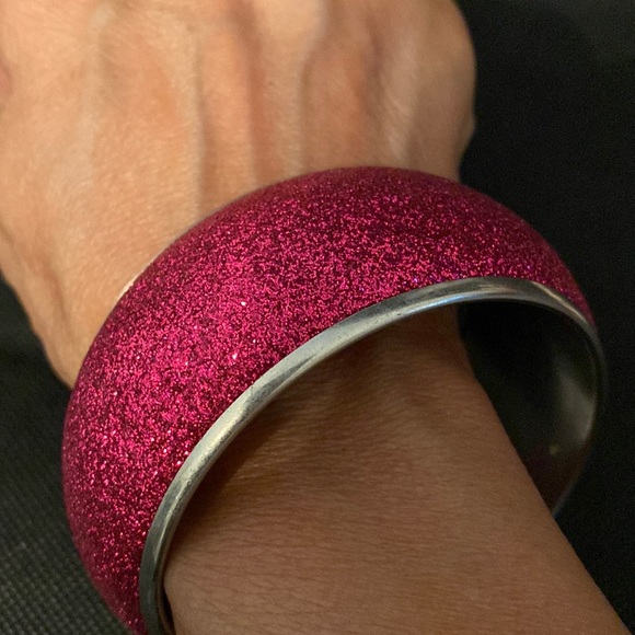 Vintage lot of 2 hot pink sparkles & multi metal Bracelet/bangles - Picture 3 of 10
